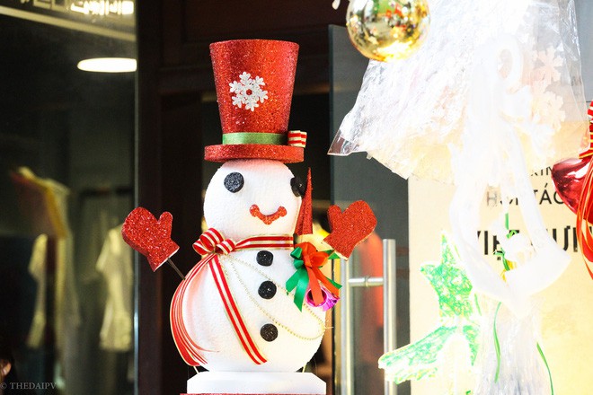 Thị trường đồ trang trí Noel: Xuất hiện nhiều món khủng với giá tiền triệu vẫn hút khách